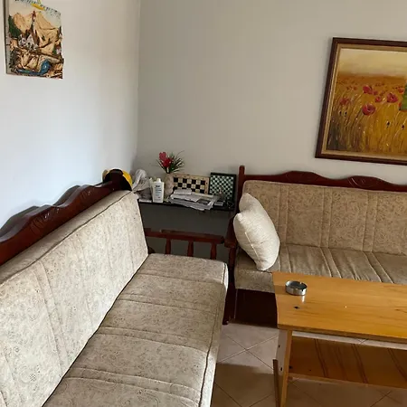 Ernald Pensión Tirana